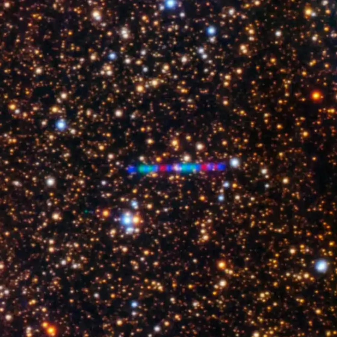 El cometa 3I/ATLAS en un arcoíris cósmico
