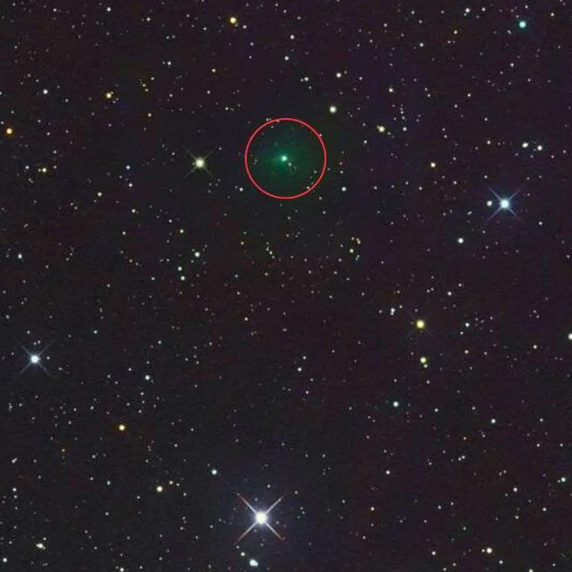 Fotografía ilustrativa de un cometa con tono verde