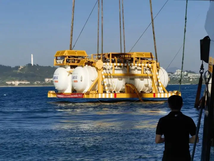 Módulo del centro de datos submarino chino siendo descendido al mar frente a Hainan
