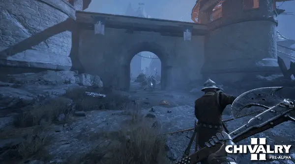 Escena de Chivalry 2 con un guerrero avanzando hacia una fortaleza medieval en medio del combate