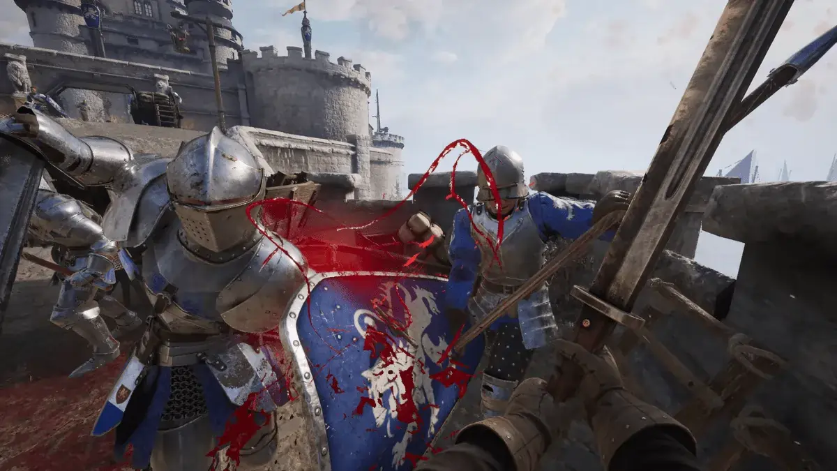 Combate en primera persona en Chivalry 2 durante una batalla medieval cerca de un castillo