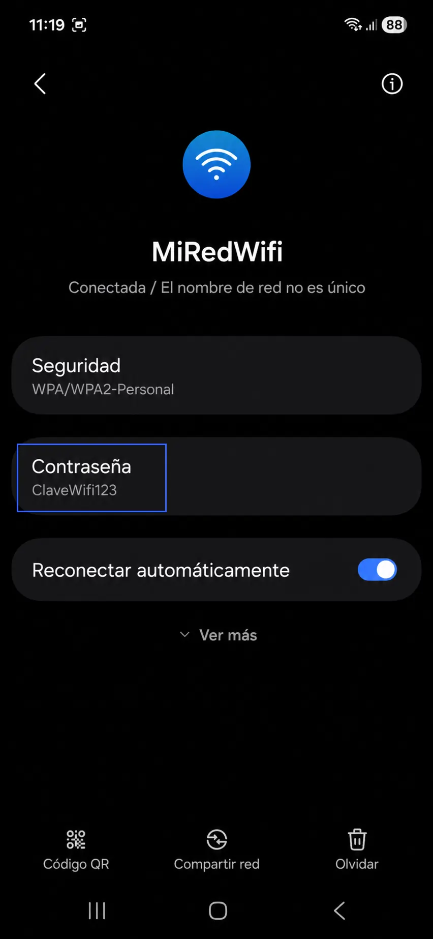 Pantalla de Android mostrando la contraseña WiFi visible en texto dentro de los detalles de la red