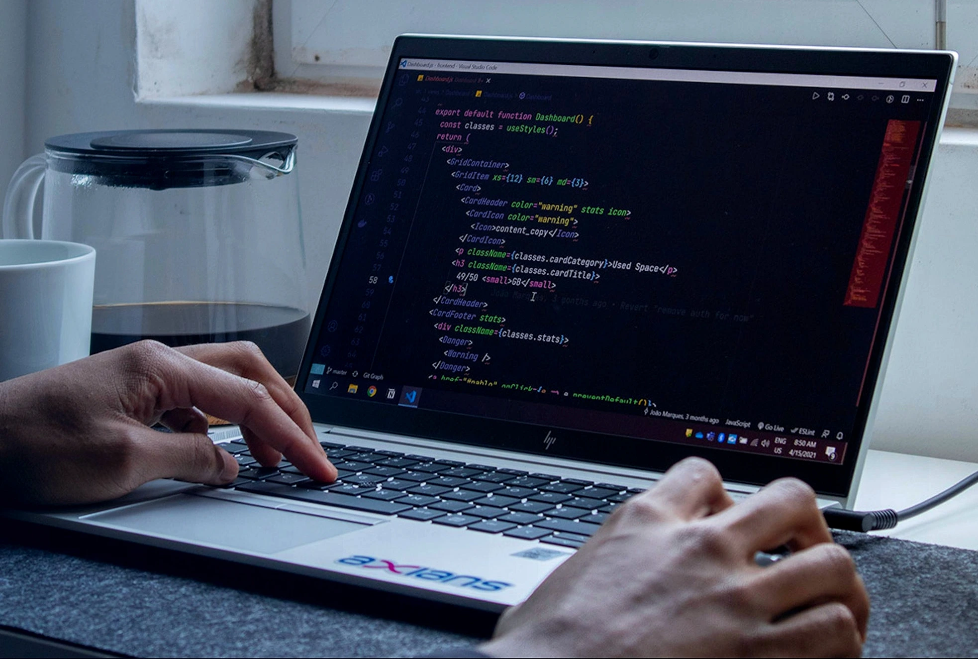 Persona desarrollando una página web en una notebook antes de publicarla mediante un servicio de hosting