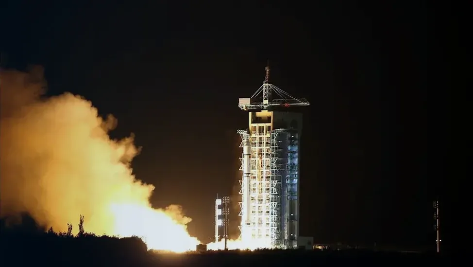 Lanzamiento nocturno del cohete que transportó el satélite cuántico Micius