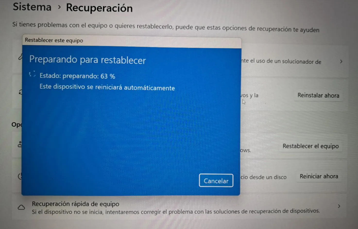 Proceso de Windows 11 preparando el restablecimiento del equipo