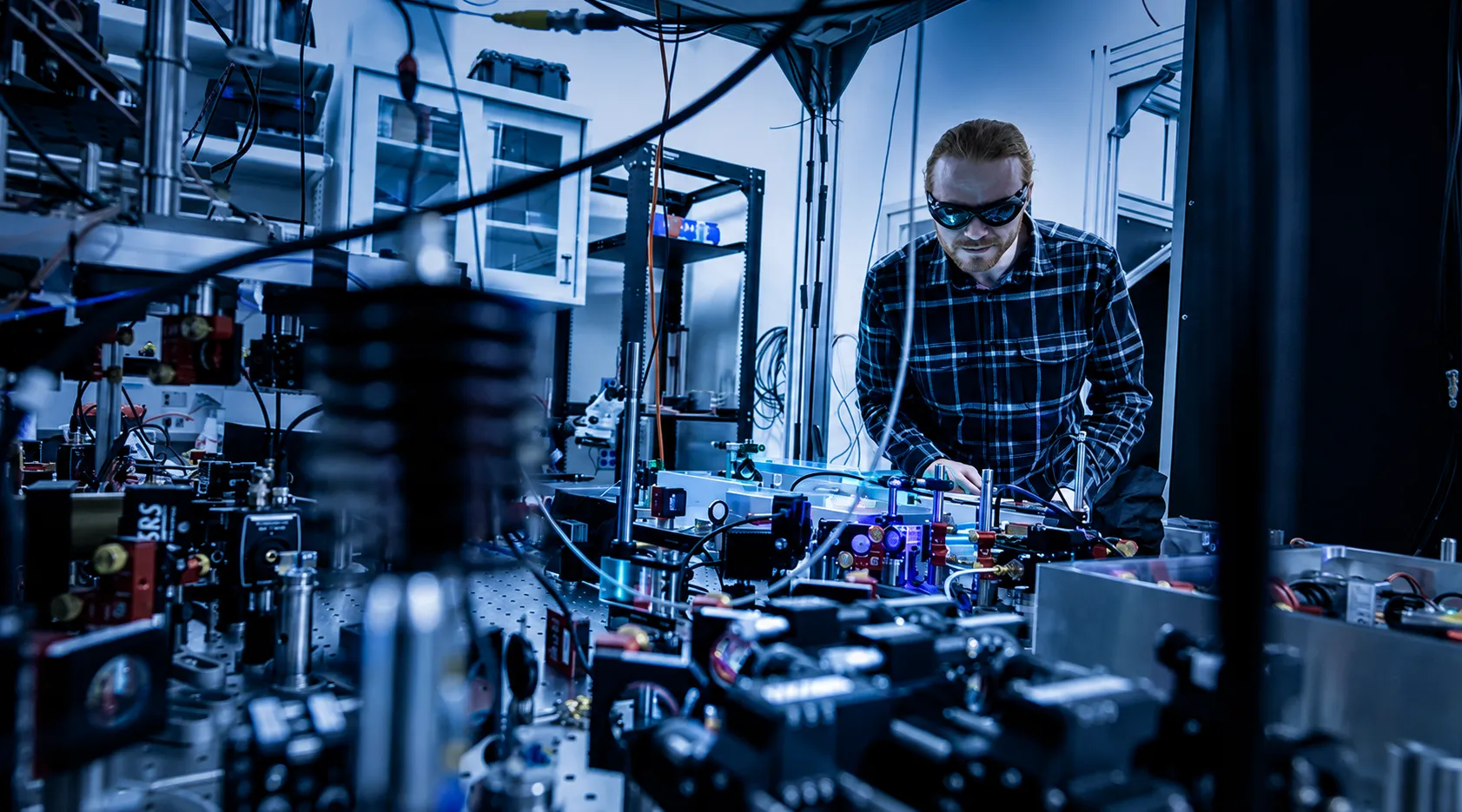 Noah Glachman trabajando en un laboratorio de redes cuánticas de la University of Chicago